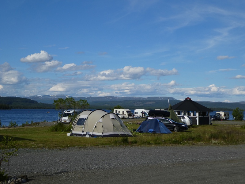 Camping i fjällen med utsikt över sjö och fjäll